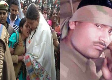 रोते हुए शहीद की पत्नी को स्मृति ईरानी ने लगा लिया गले