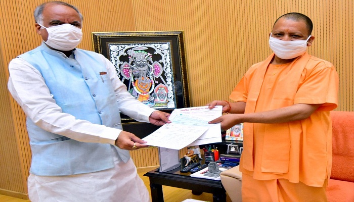 1 करोड़ 47 लाख रुपये का ड्राफ्ट सीएम योगी को सौंपा
