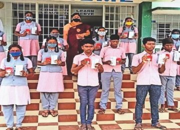 Teacher gifts smartphone to poor children