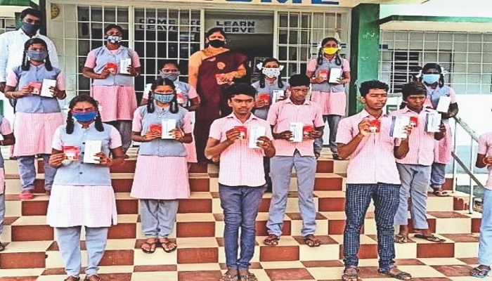 Teacher gifts smartphone to poor children