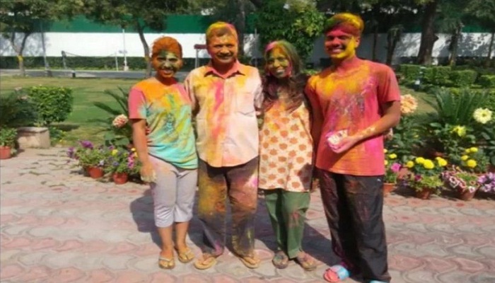 ARVIND KEJARIWAL PLAYED HOLI