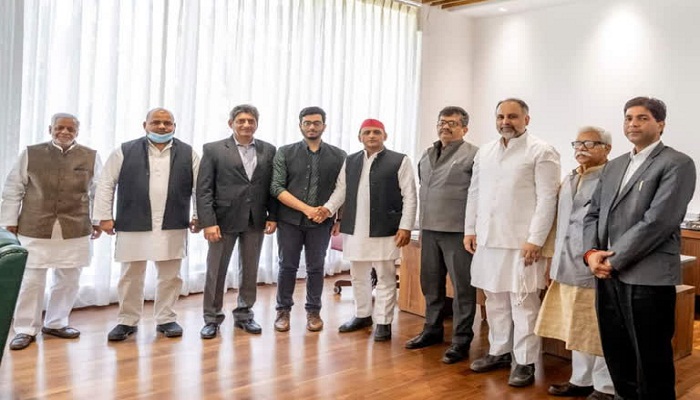 Akhilesh yadav meets member of sunni waqf board