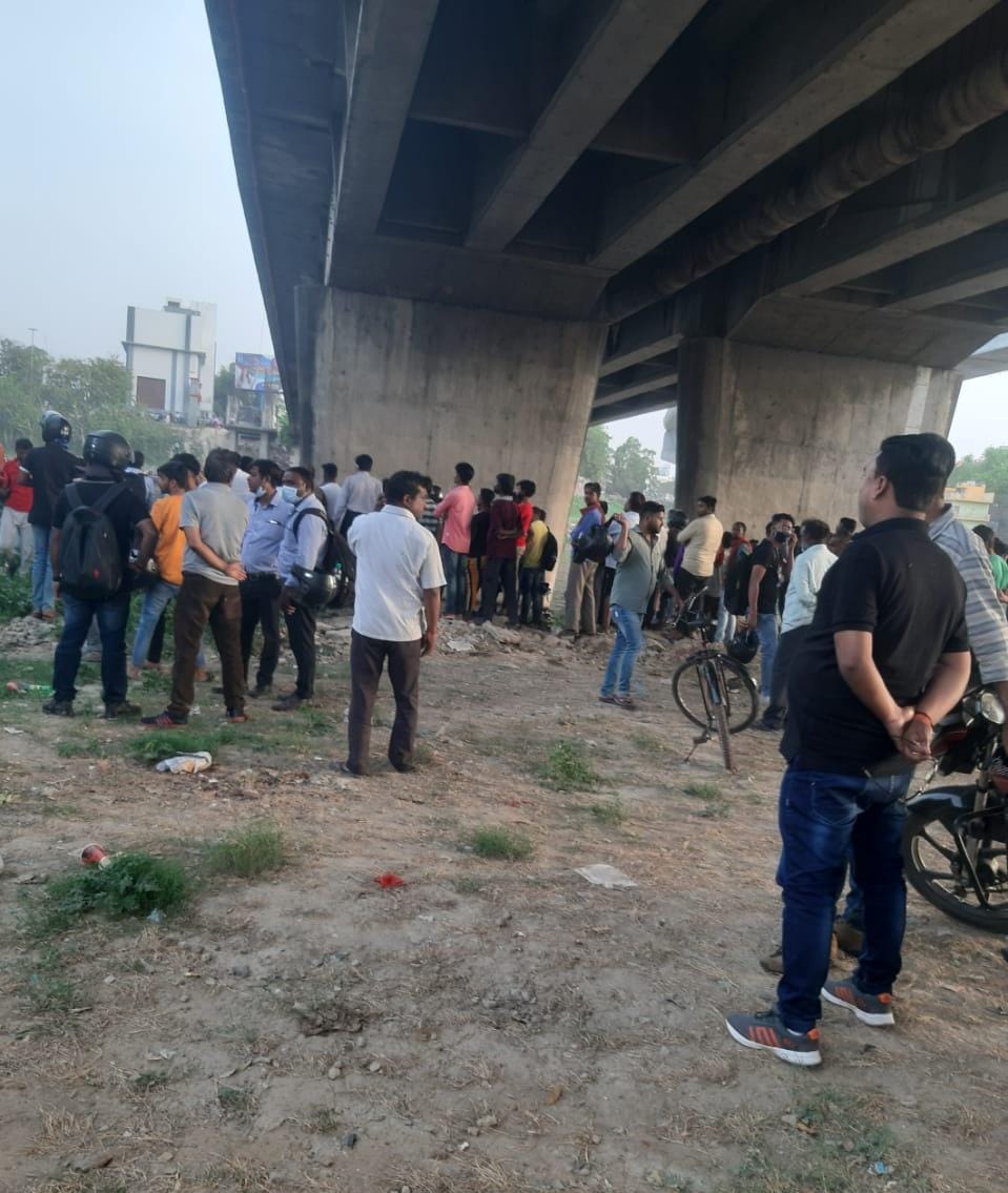 युवक ने गोमती नदी में लगाई छलांग