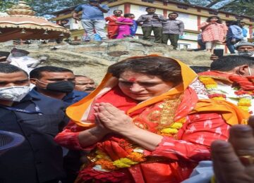 priyanka gandhi in kamakhya temple in asaam