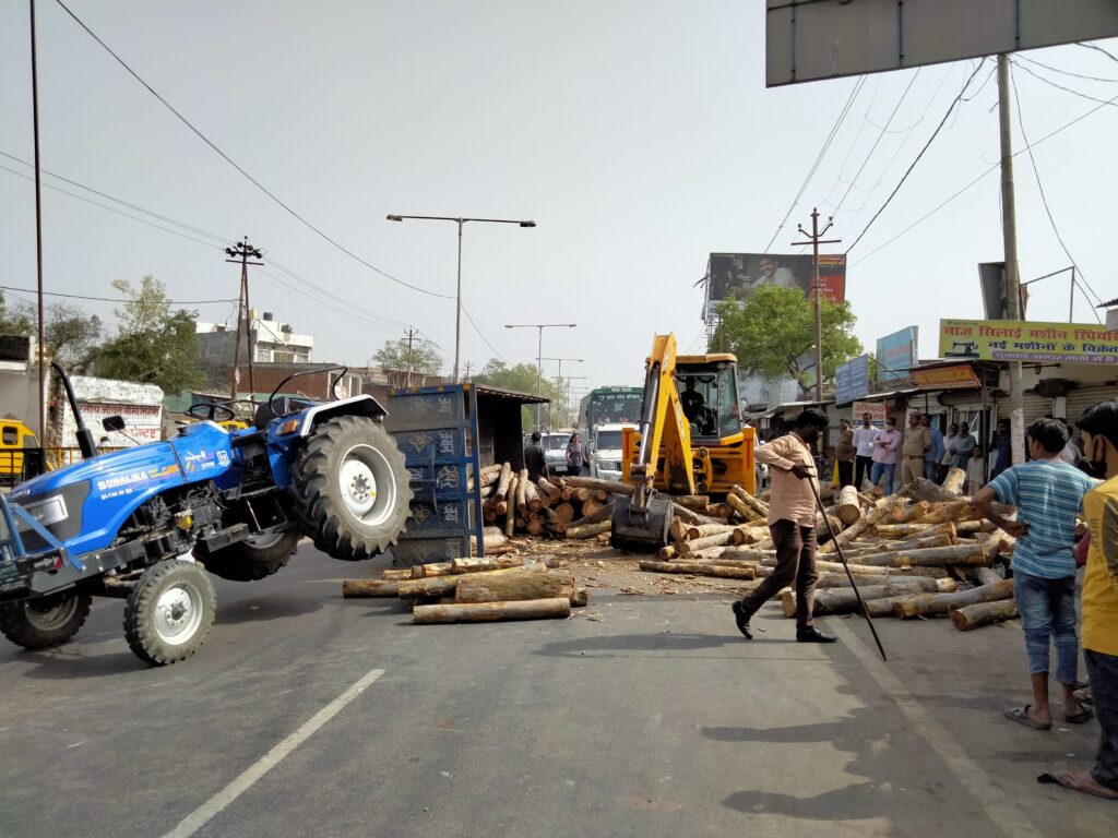 हाईवे पर ओवरलोड ट्रैक्टर ट्राली पलटी