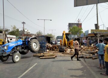 हाईवे पर ओवरलोड ट्रैक्टर ट्राली पलटी