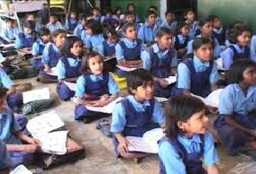 स्कूल मे घुस कर बच्चो को धमकी देते मिला युवक