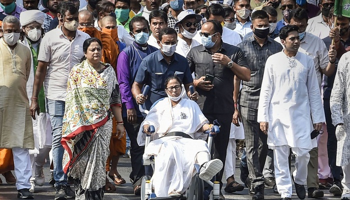 mamata banerjee wheelchair