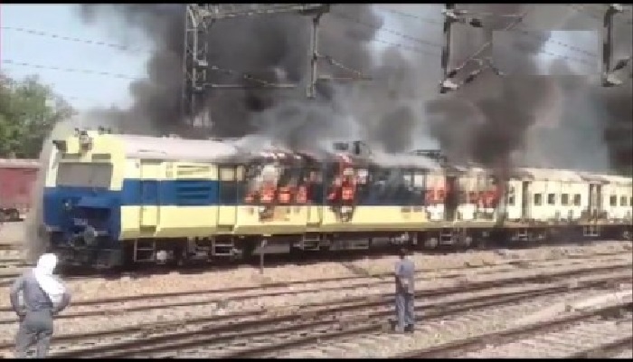 ट्रेन के तीन डिब्बों में लगी आग
