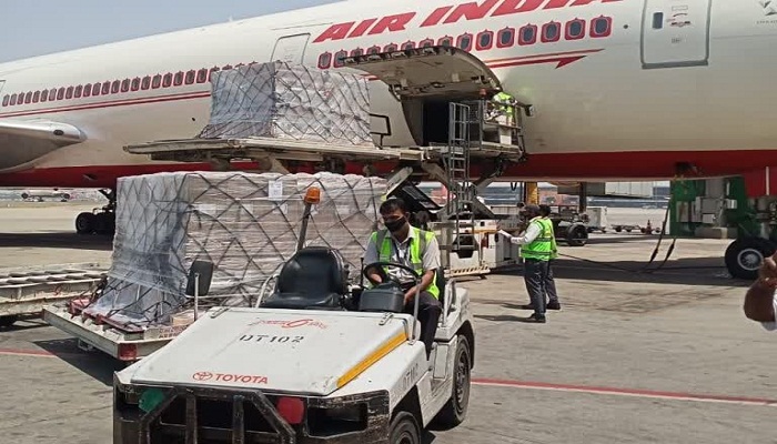 अमेरिका से 318 ऑक्सीजन कॉन्सेंट्रेटर लेकर दिल्ली पहुंचा विमान