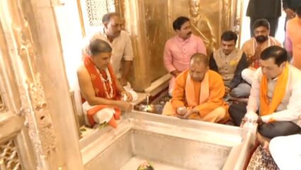 CM Yogi worshiped in the court of Baba Vishwanath