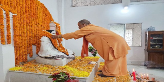 CM Yogi worshiped Guru Gorakshanath