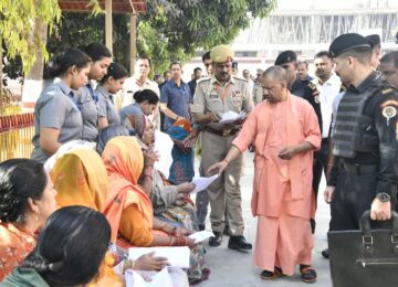 CM Yogi heard the problems in Janta Darshan