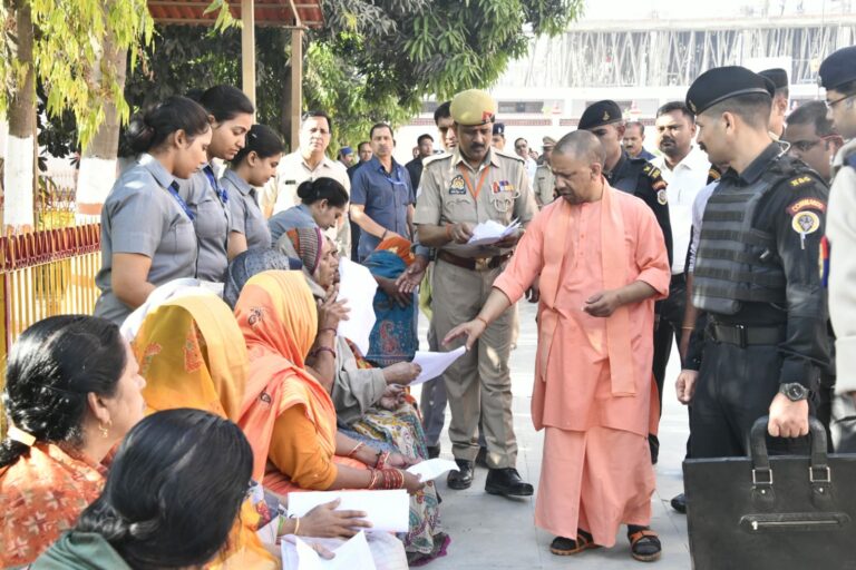 CM Yogi heard the problems in Janta Darshan