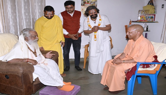 CM Yogi met Mahant Nritya Gopal Das