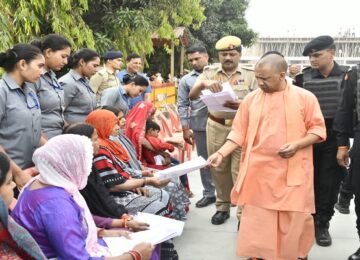 CM Yogi listened to the problems of 300 people