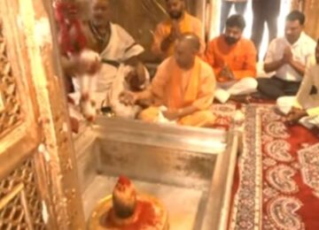 CM Yogi worshiped Baba Vishwanath