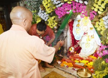 CM Yogi worshiped in Durga temple