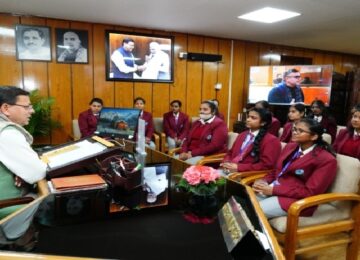 Girl students met CM Dhami