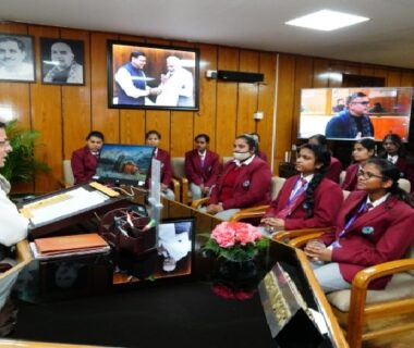 Girl students met CM Dhami