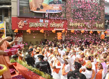 CM Yogi played holi of flowers