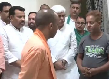 CM Yogi met the injured in Hathras accident