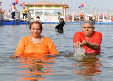 Jagdeep Dhankhar took a holy dip in the Triveni Sangam