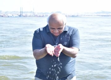 CM Bhupendra Patel took a holy dip in Triveni