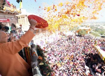 CM Yogi inaugurated 'Rangotsav 2025' in Barsana