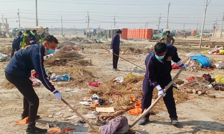NCC cadets launched cleanliness drive in Maha Kumbh Mela area