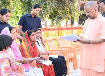 CM Yogi listened to the problems of the people in Janta Darshan