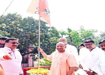 CM Yogi hoisted the party flag on BJP's foundation day