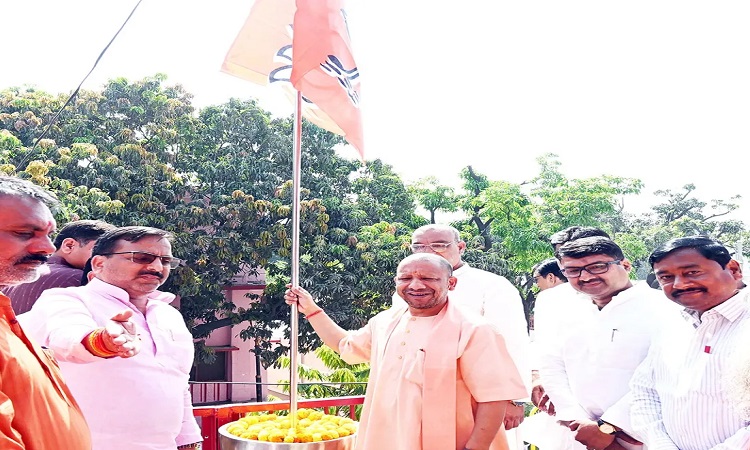 CM Yogi hoisted the party flag on BJP's foundation day