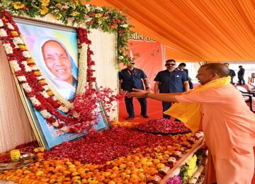 CM Yogi paid tribute to Om Prakash Rajbhar's mother on her first death anniversary