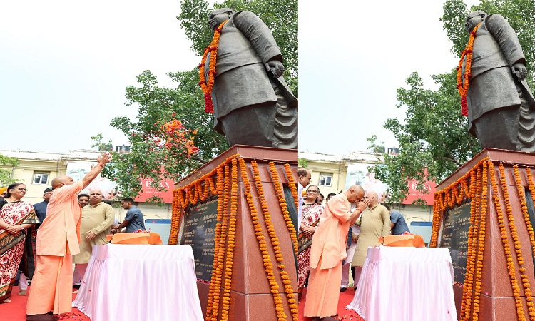 CM Yogi paid tribute to Lalji Tandon by garlanding his statue