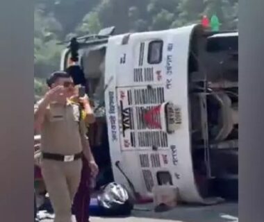 Bus overturned on Gangotri Highway
