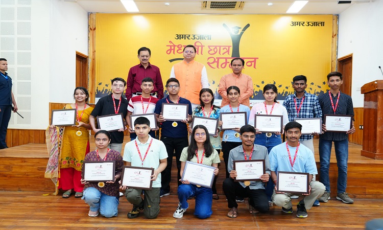 CM Dhami honored the toppers of 10th-12th