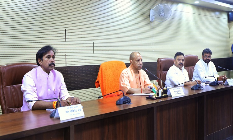 CM Yogi reviewed the ongoing projects in Varanasi