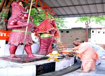 CM Yogi did worship at Shiv Baba Dham