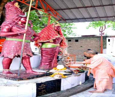 CM Yogi did worship at Shiv Baba Dham
