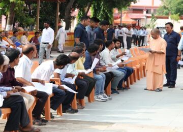 CM Yogi heard the problems of 200 people in Janta Darshan