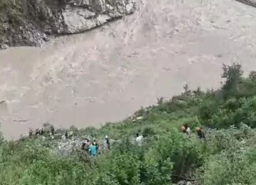 Bus fell into Alaknanda river