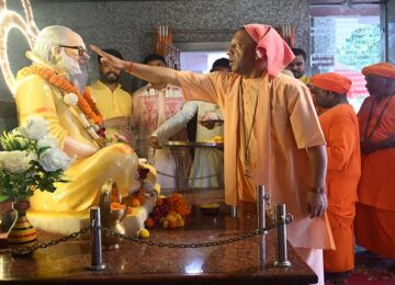 CM Yogi did special worship of Mahayogi Gorakhnath