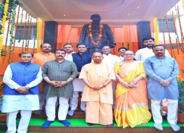CM Yogi garlanded the statue of Dr. Shyama Prasad Mukherjee