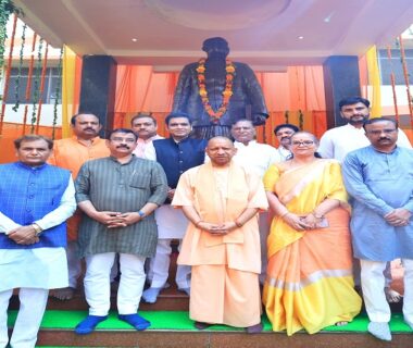 CM Yogi garlanded the statue of Dr. Shyama Prasad Mukherjee