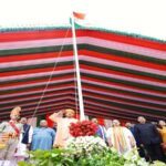 CM Yogi hoisted the national flag in front of Vidhan Bhavan