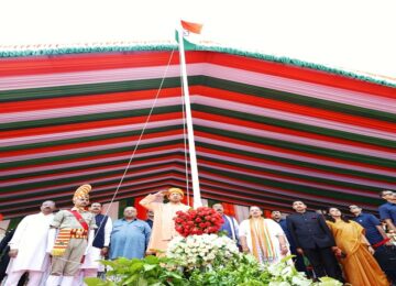 CM Yogi hoisted the national flag in front of Vidhan Bhavan