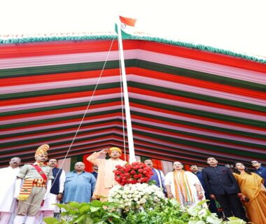 CM Yogi hoisted the national flag in front of Vidhan Bhavan