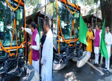 CM Dhami flagged off the vacuum-based road sweeping machine