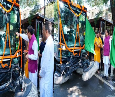 CM Dhami flagged off the vacuum-based road sweeping machine